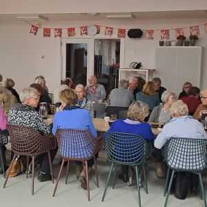 Koffie drinken in de pauze tijden een repetitieavond in 2025